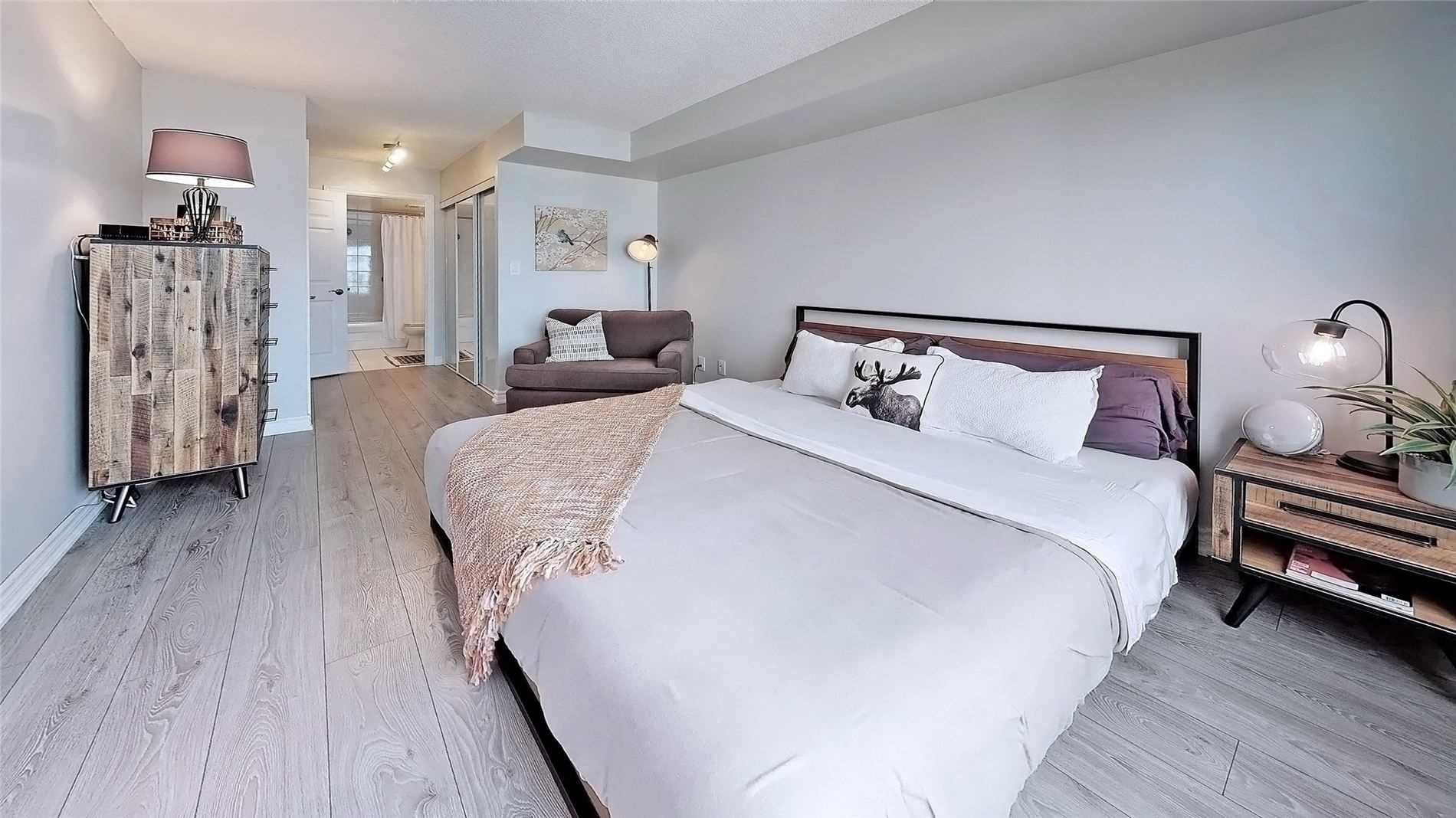 190 Manitoba St, #805