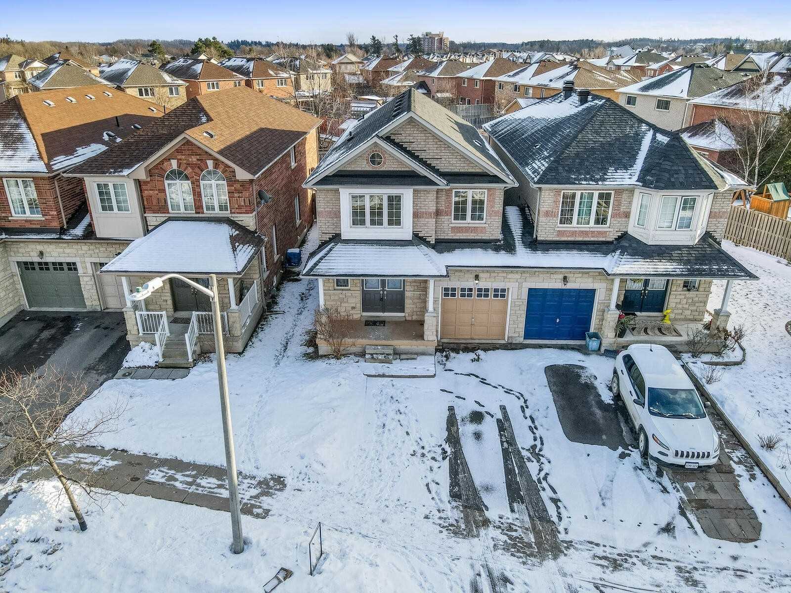 87 Mowat Cres