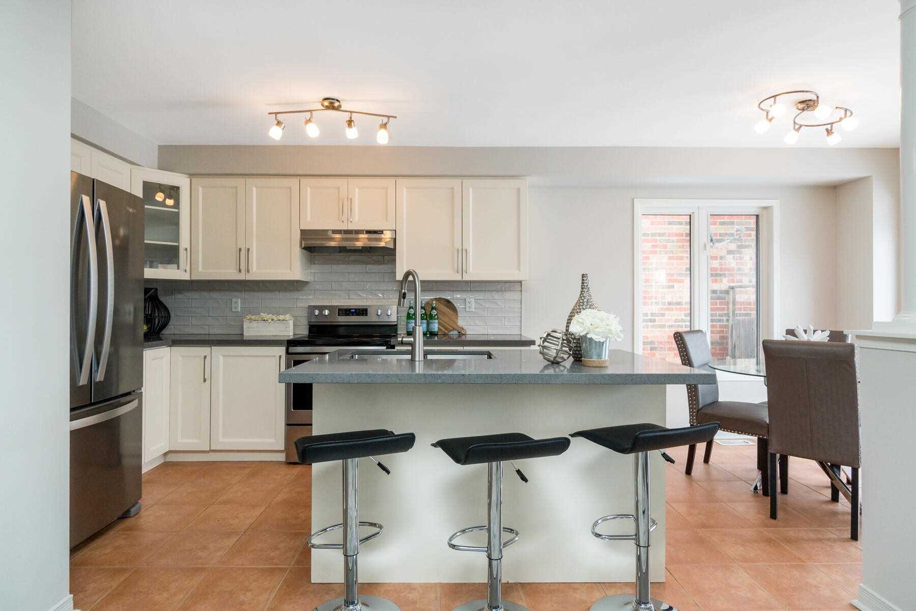87 Mowat Cres