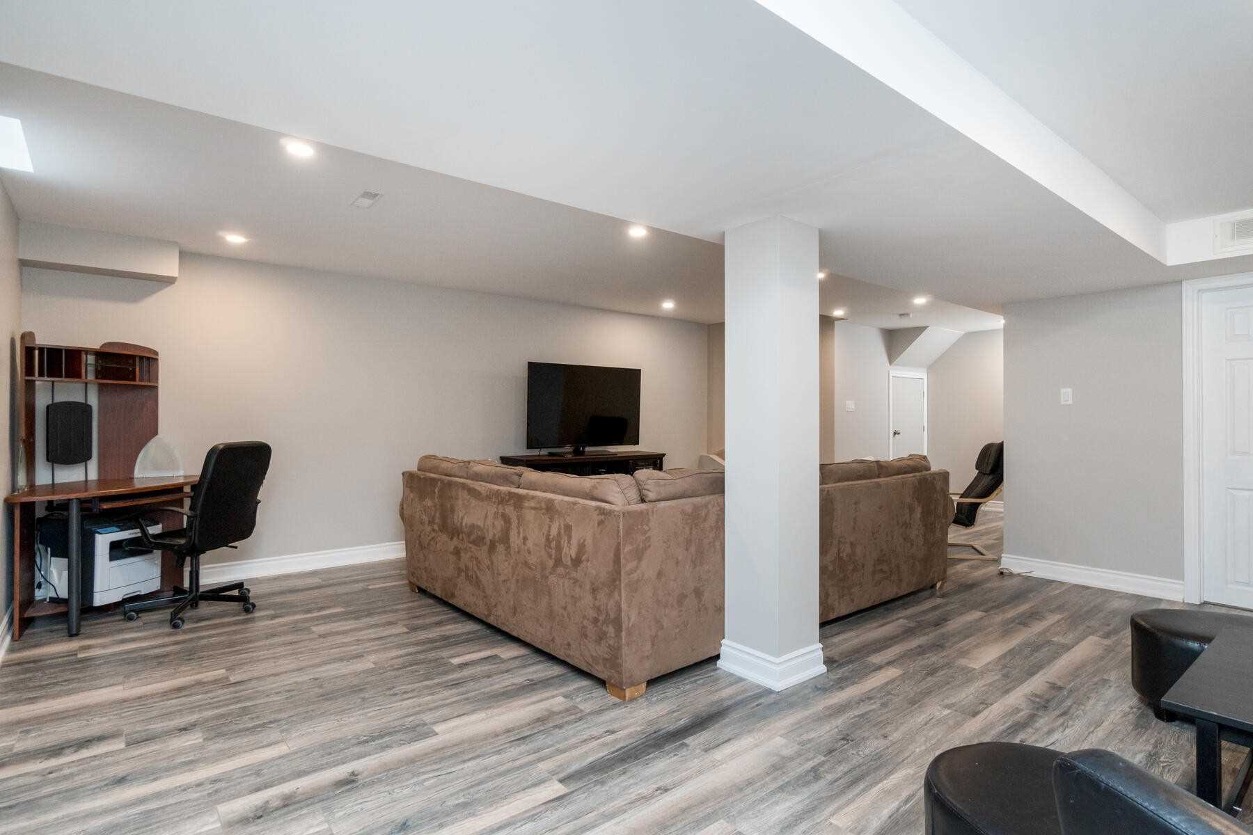 87 Mowat Cres