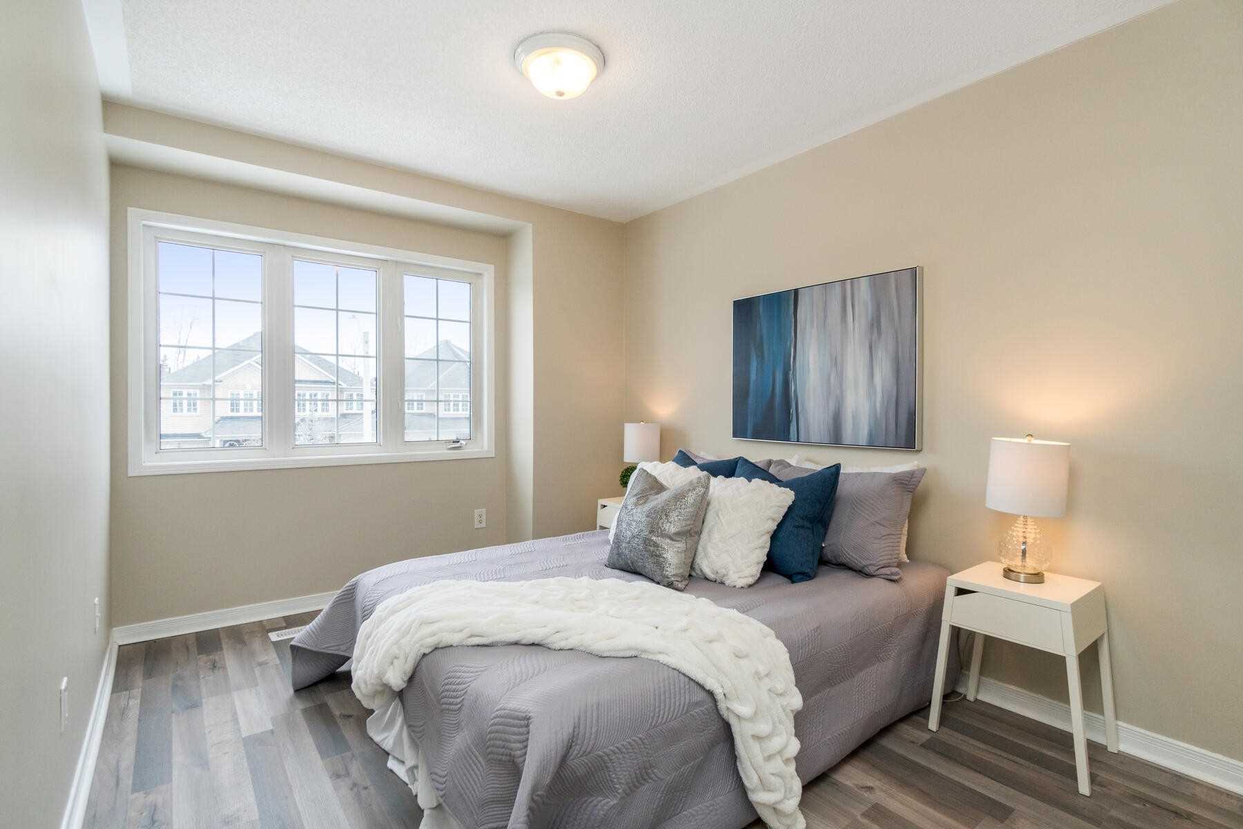 87 Mowat Cres