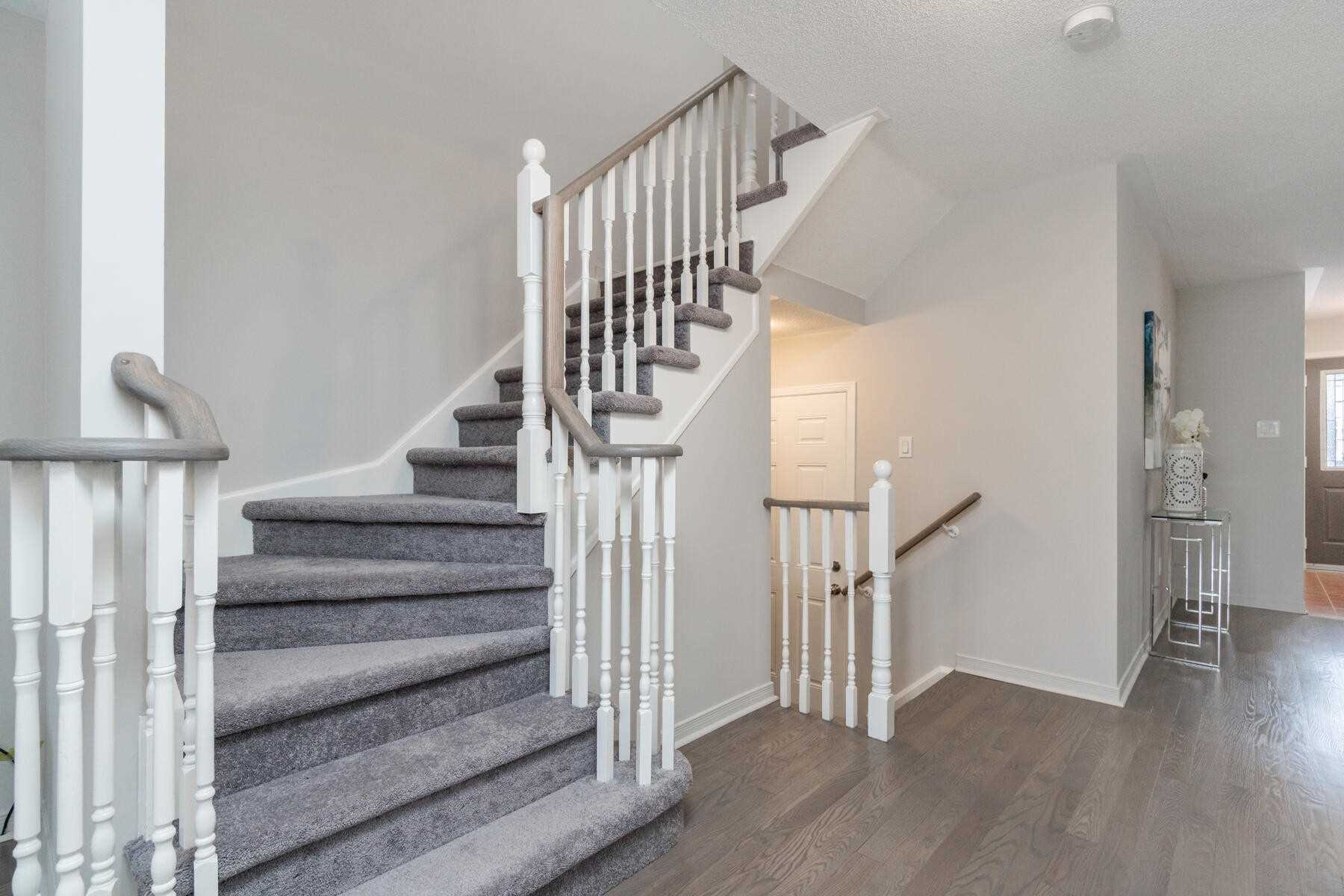 87 Mowat Cres