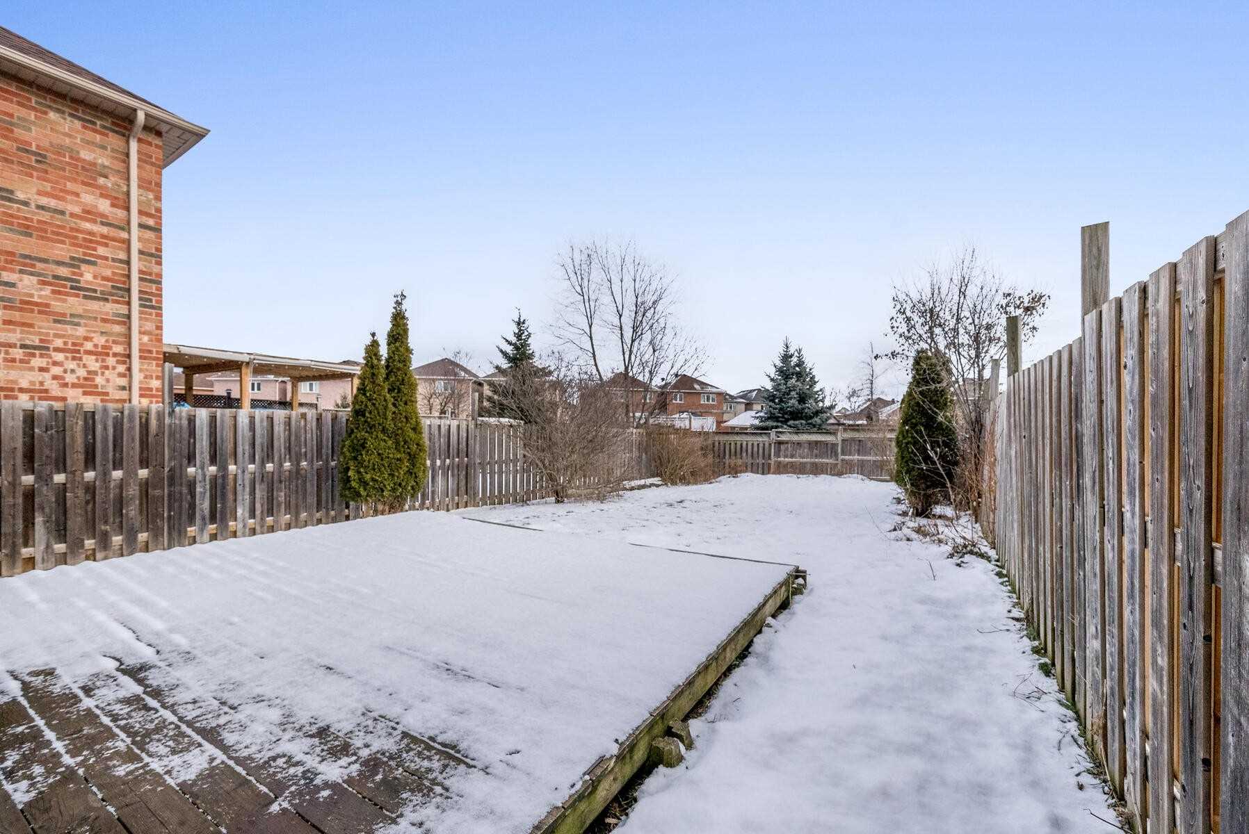 87 Mowat Cres