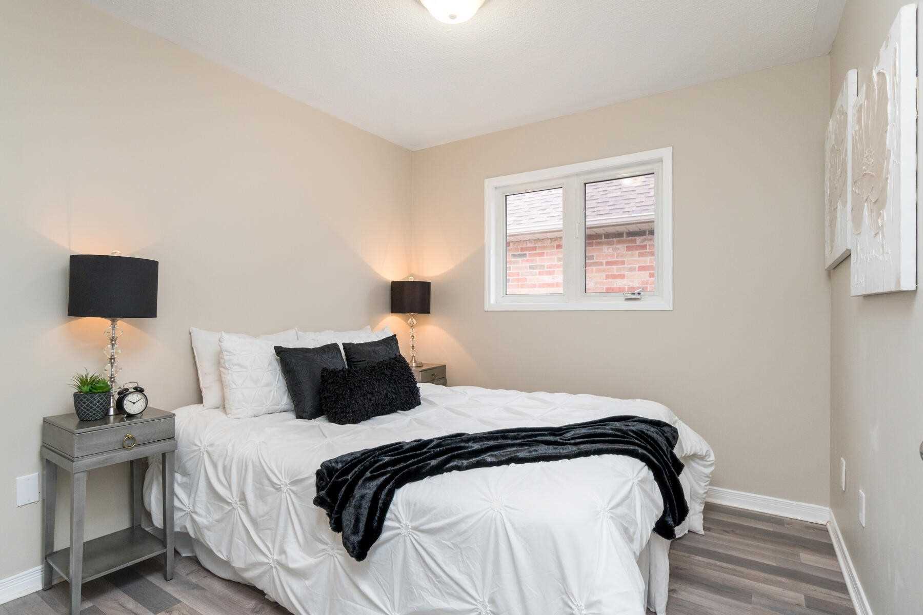 87 Mowat Cres