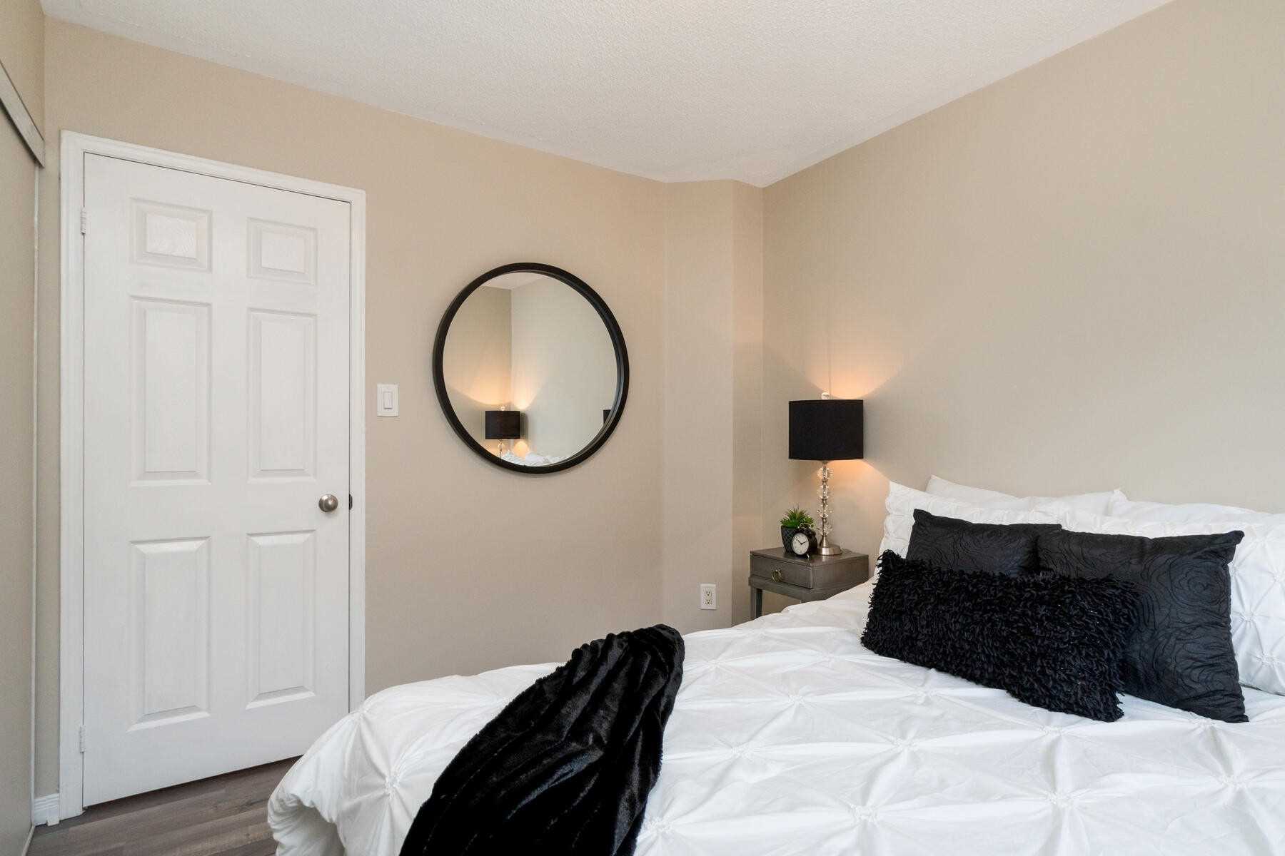 87 Mowat Cres