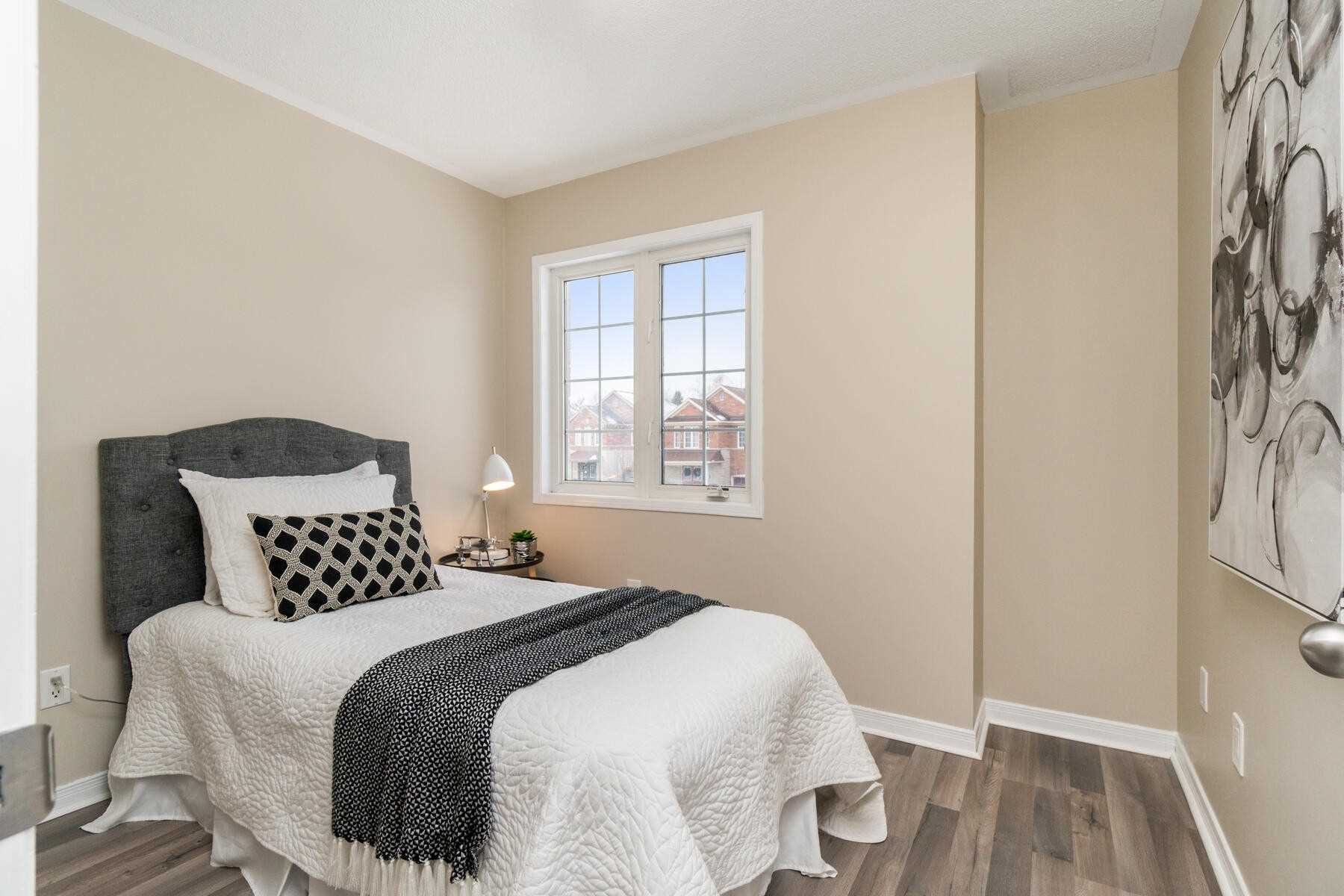 87 Mowat Cres