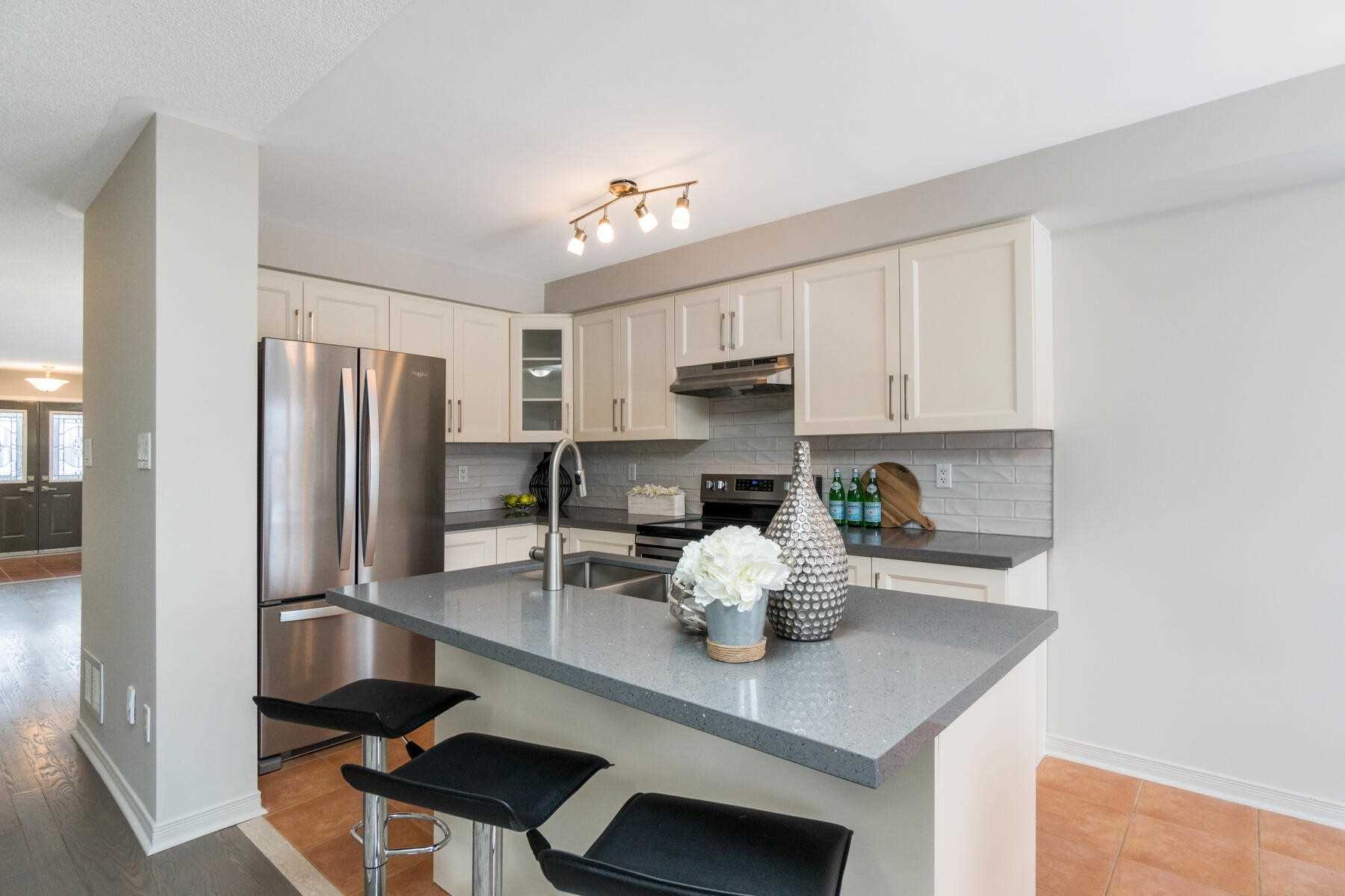 87 Mowat Cres