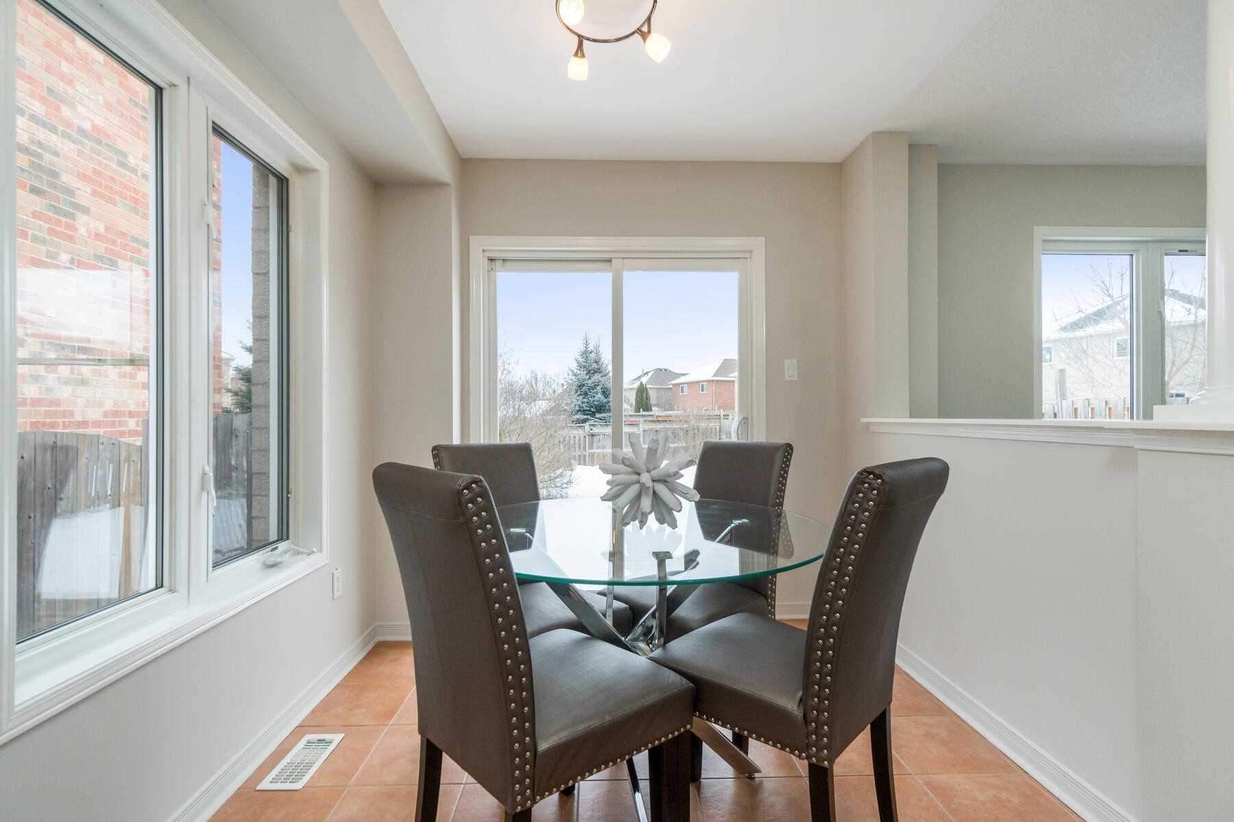 87 Mowat Cres