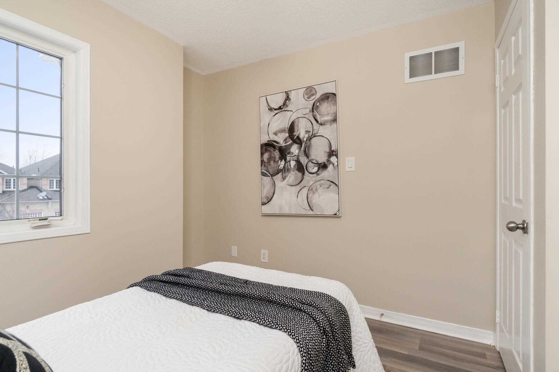 87 Mowat Cres