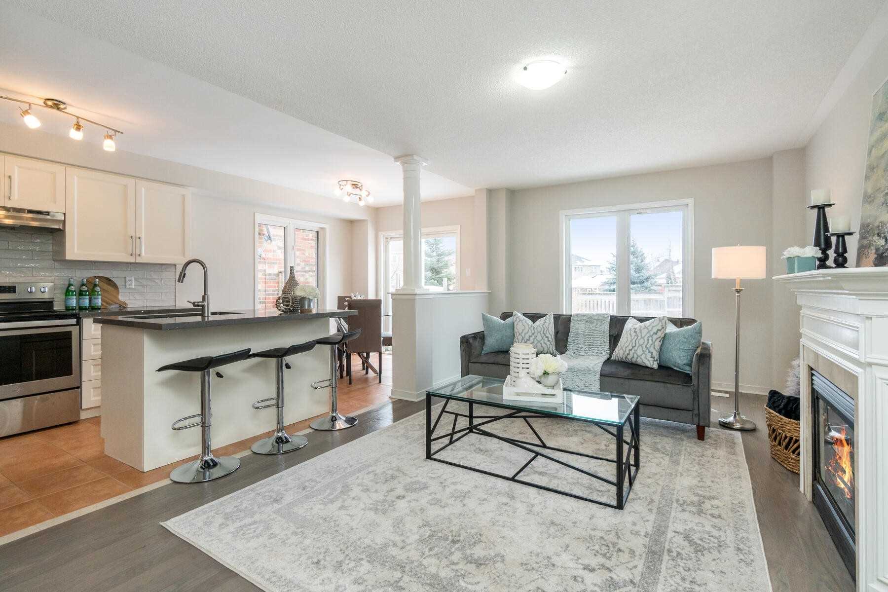 87 Mowat Cres