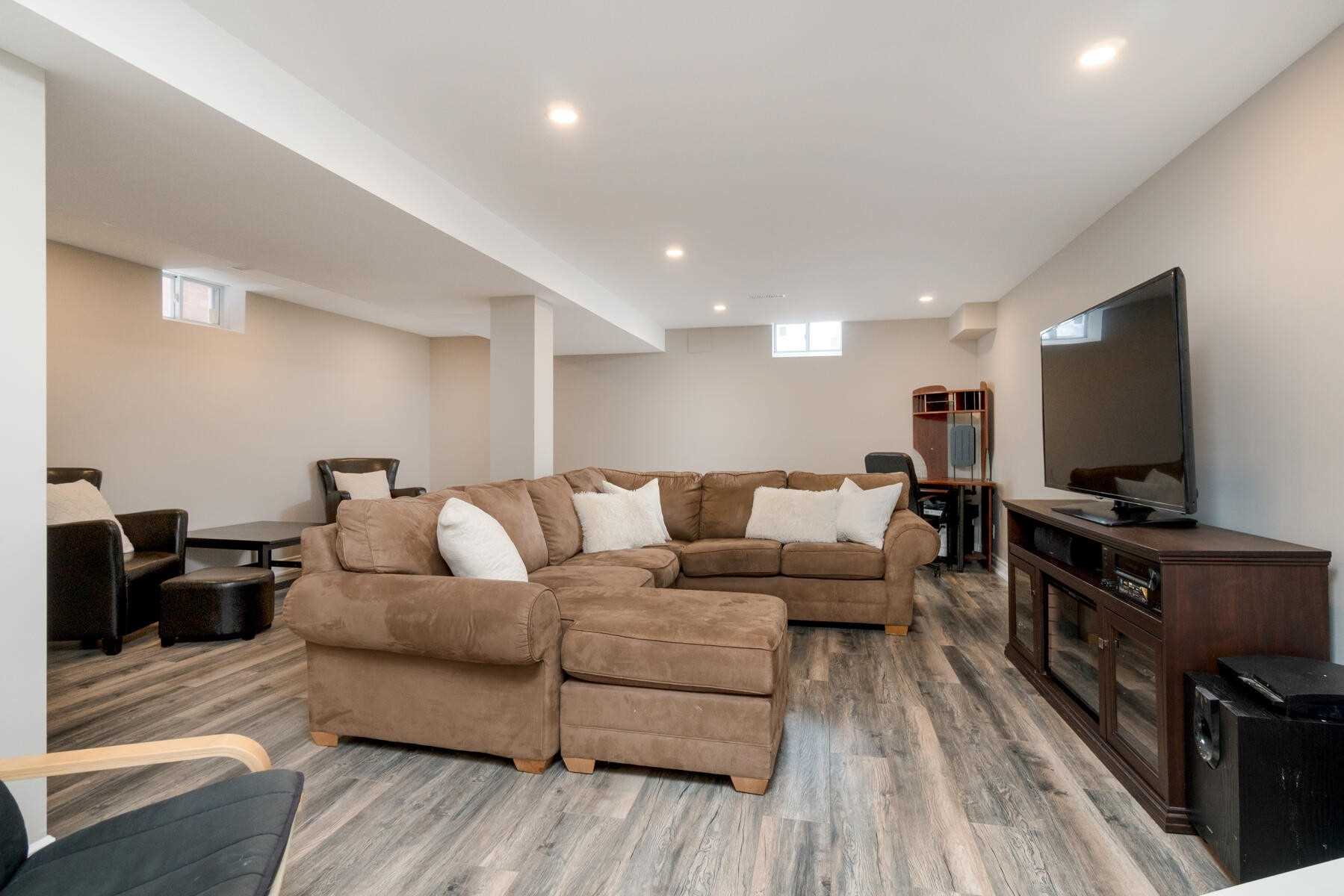 87 Mowat Cres