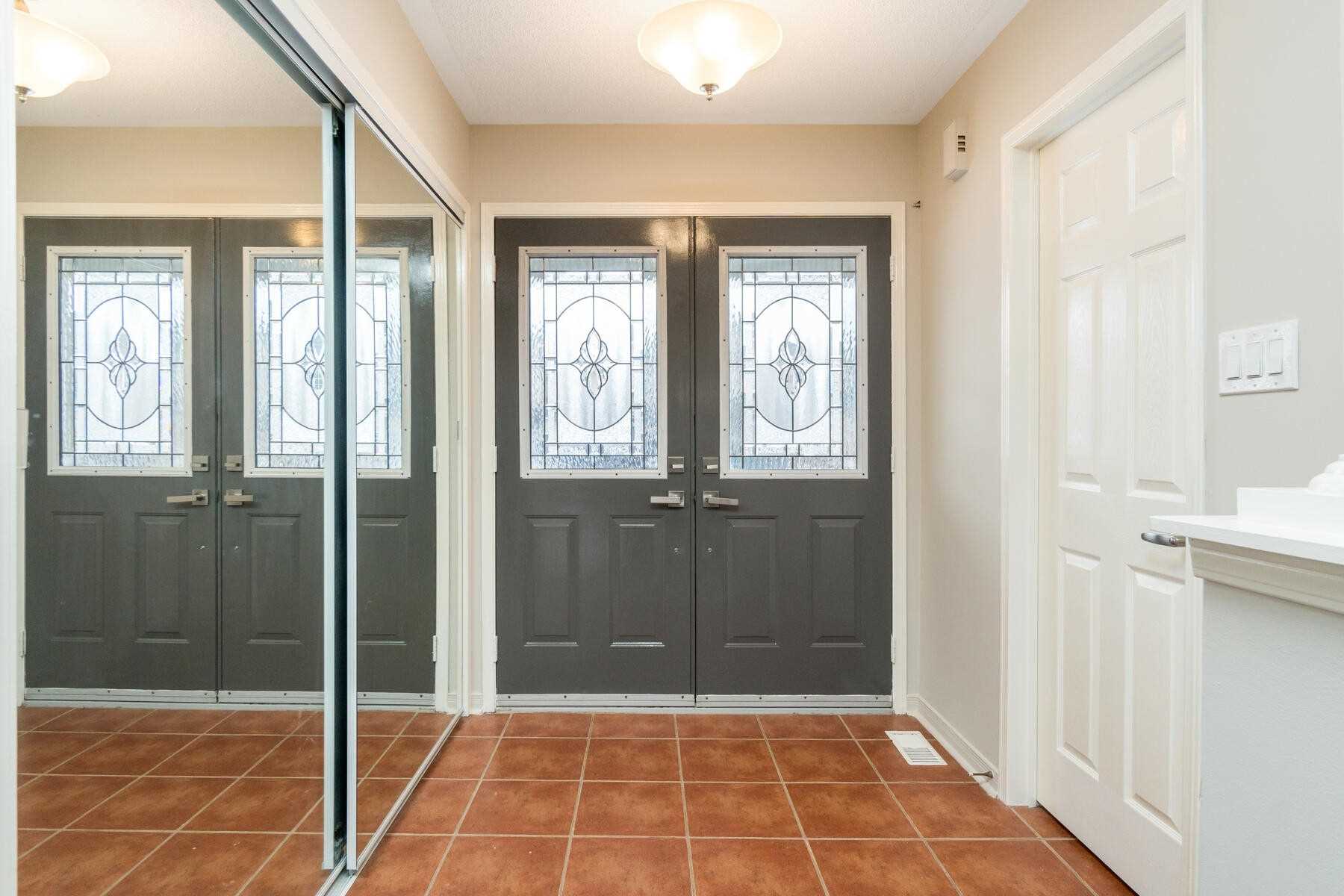 87 Mowat Cres