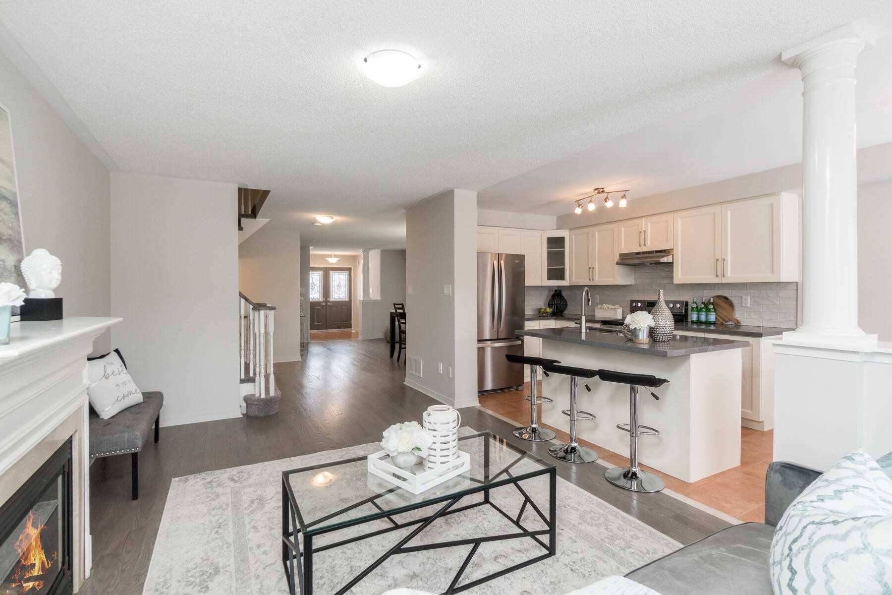 87 Mowat Cres