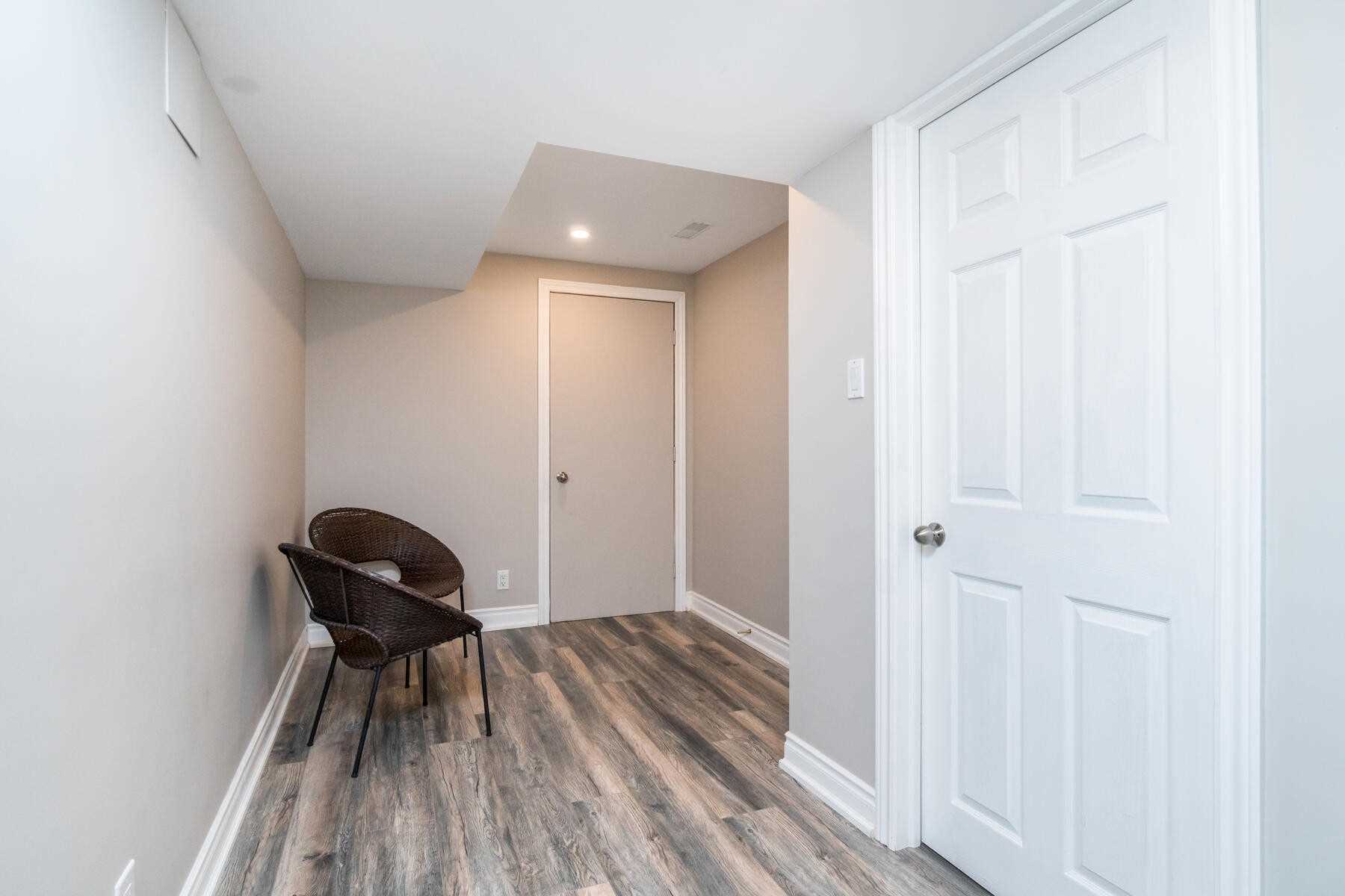 87 Mowat Cres
