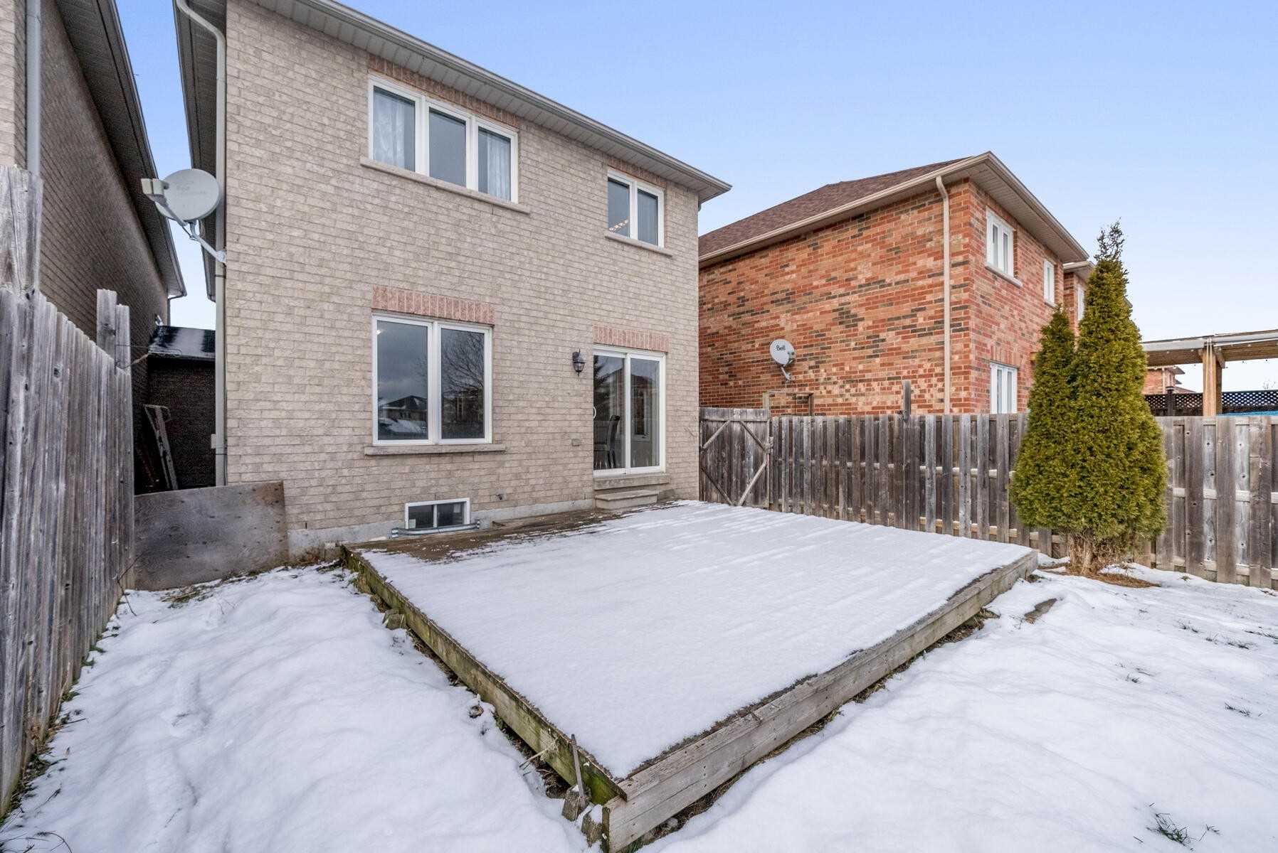 87 Mowat Cres
