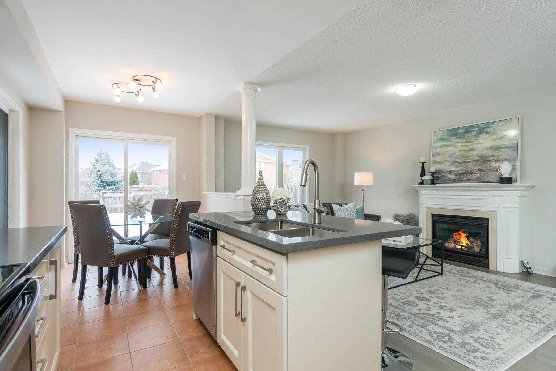 87 Mowat Cres