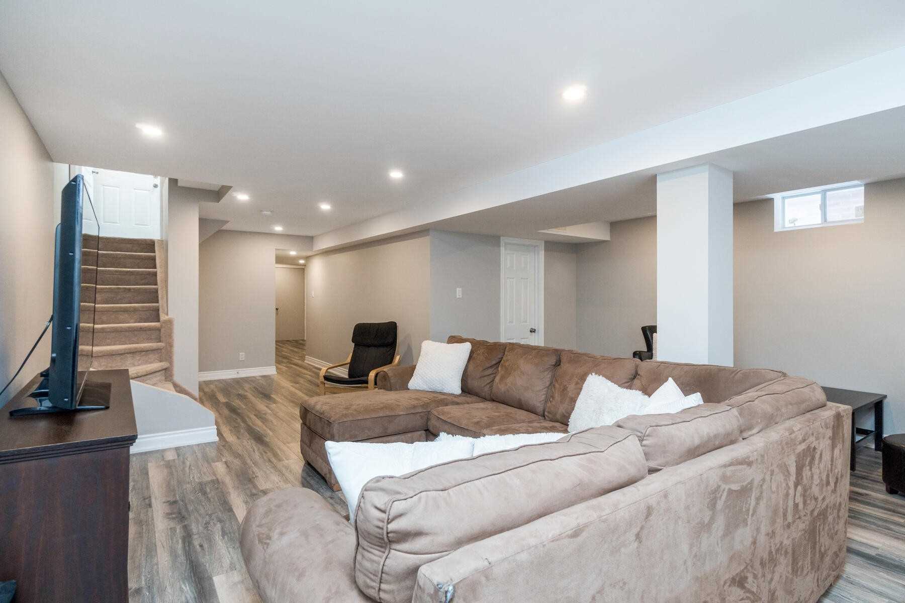 87 Mowat Cres
