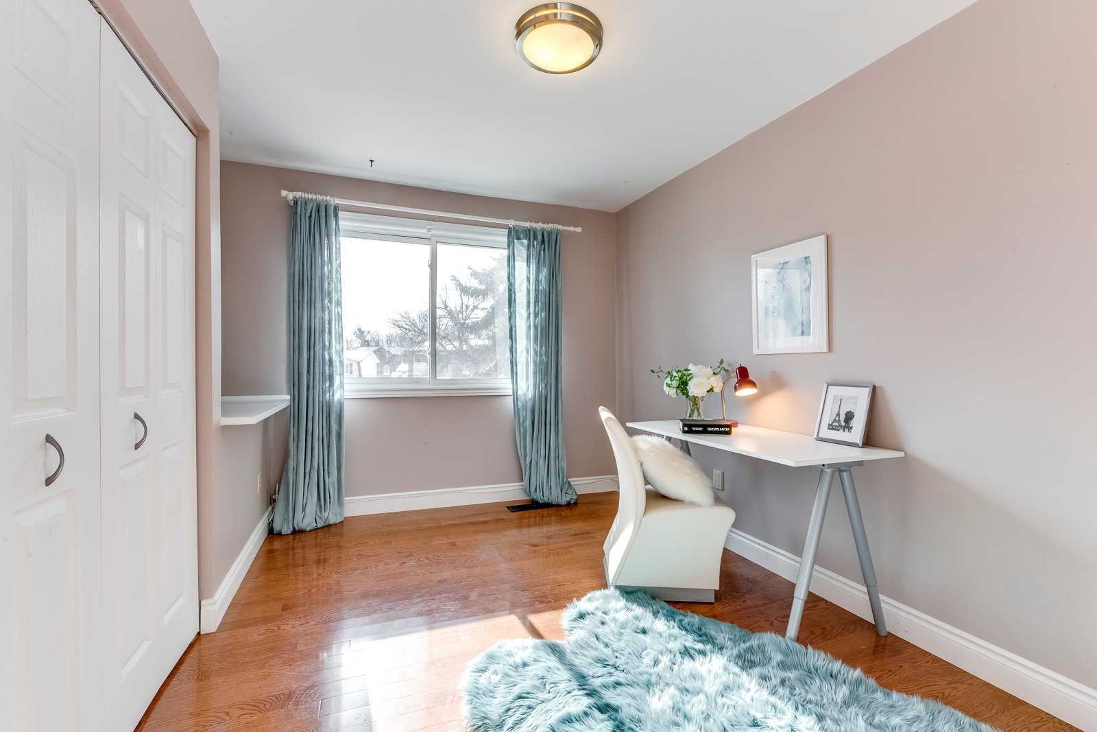 2483 Yarmouth Cres