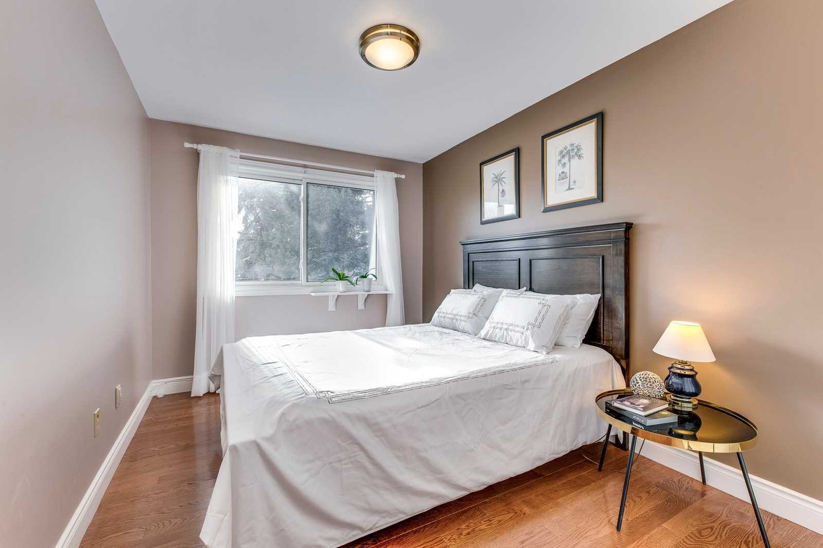 2483 Yarmouth Cres
