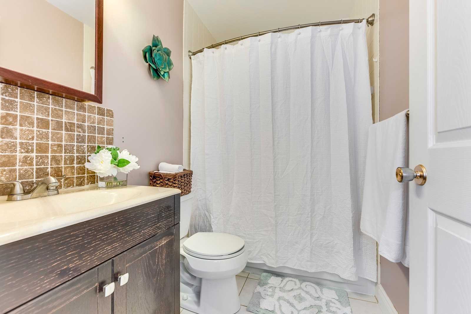 2483 Yarmouth Cres