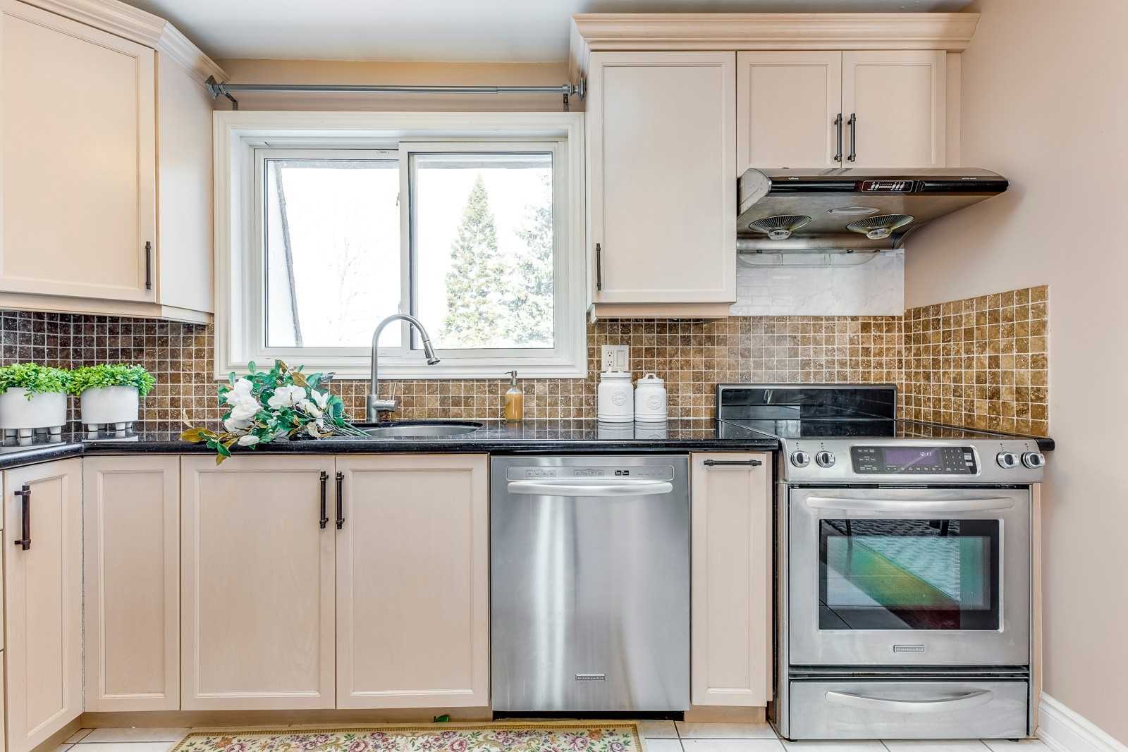 2483 Yarmouth Cres