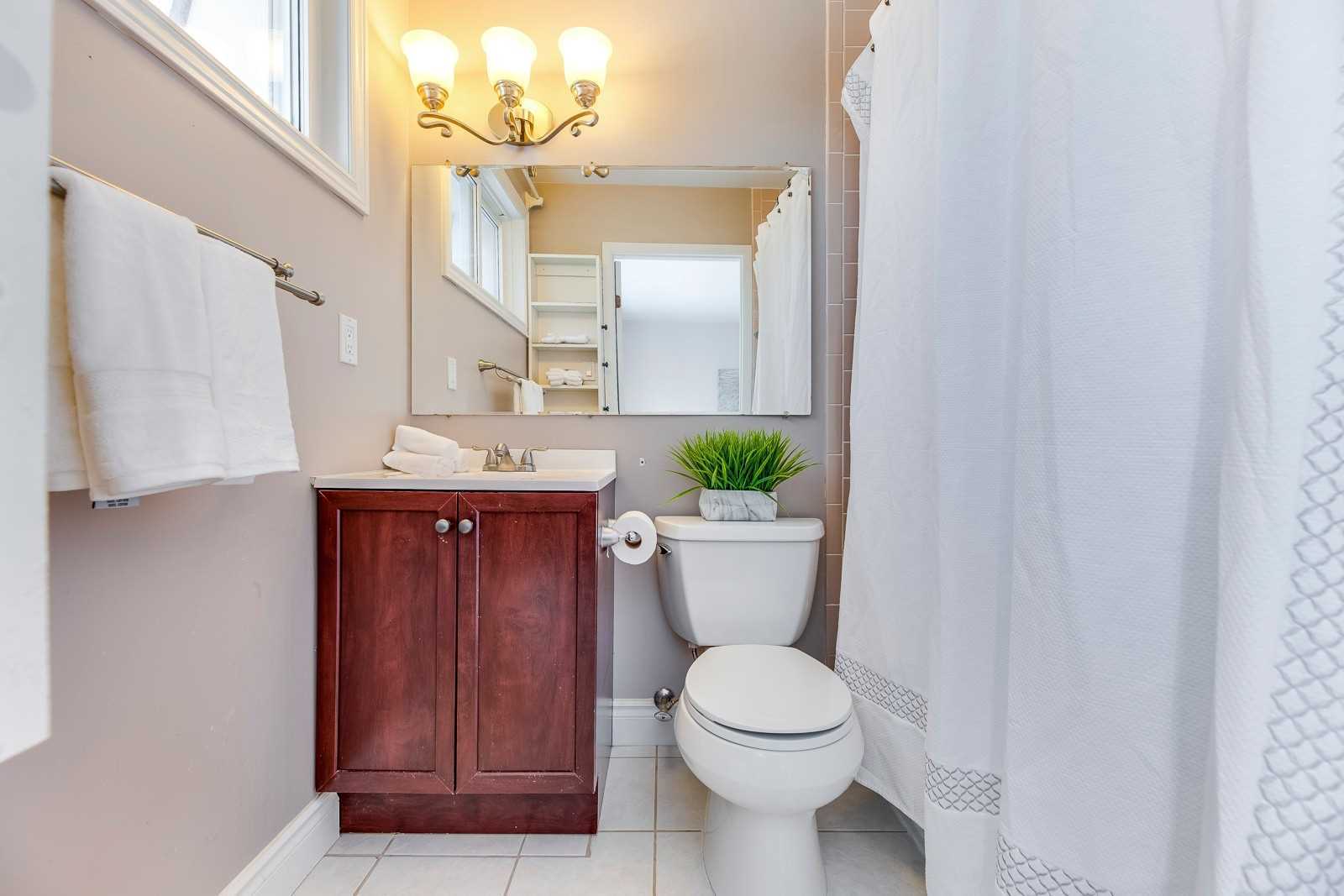 2483 Yarmouth Cres