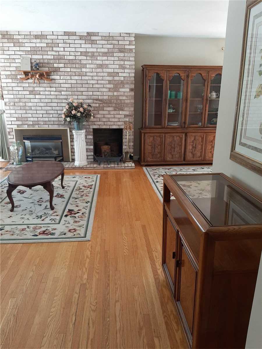 2572 Sharon Cres
