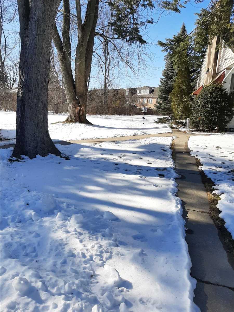 2572 Sharon Cres