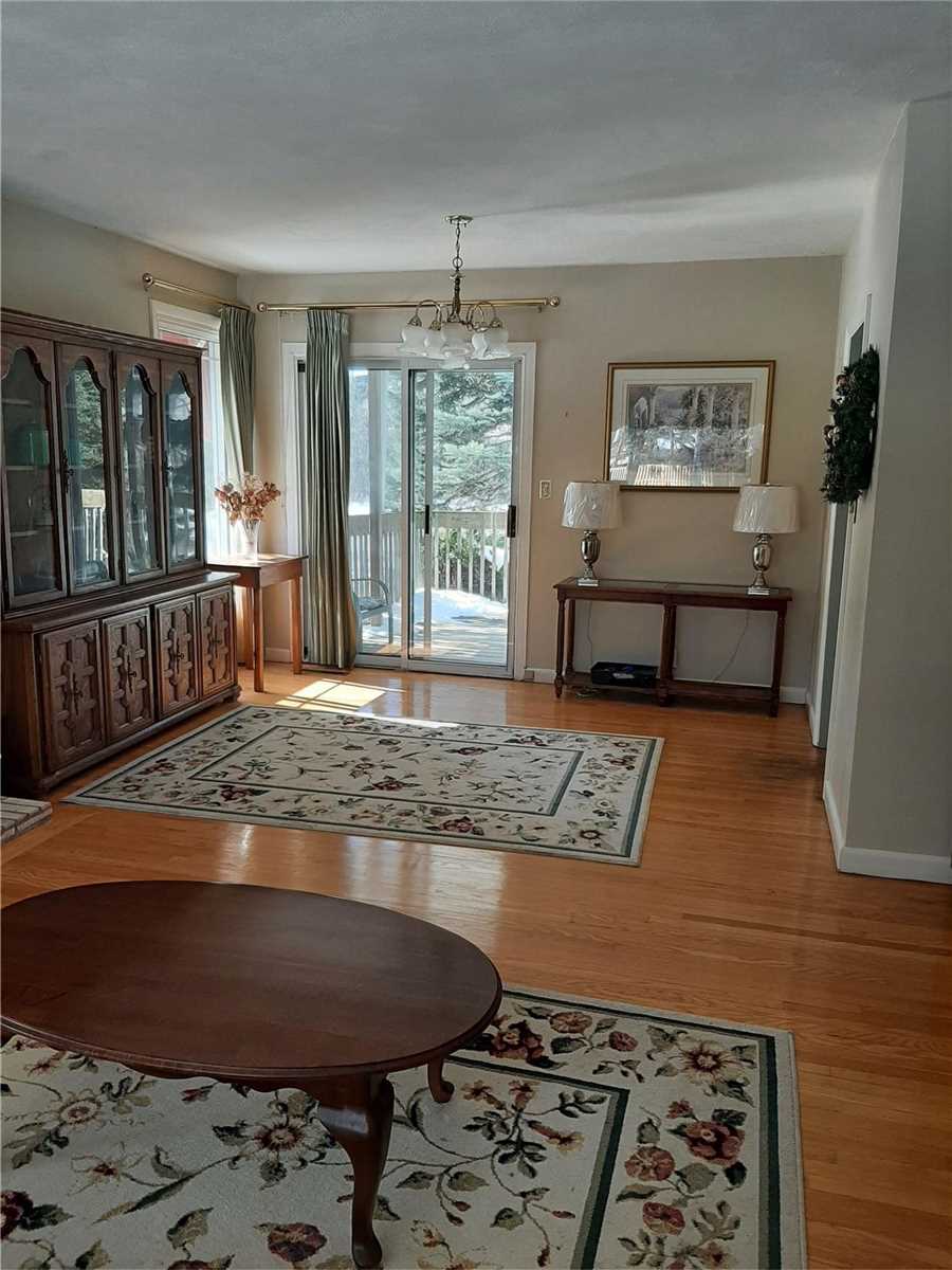 2572 Sharon Cres
