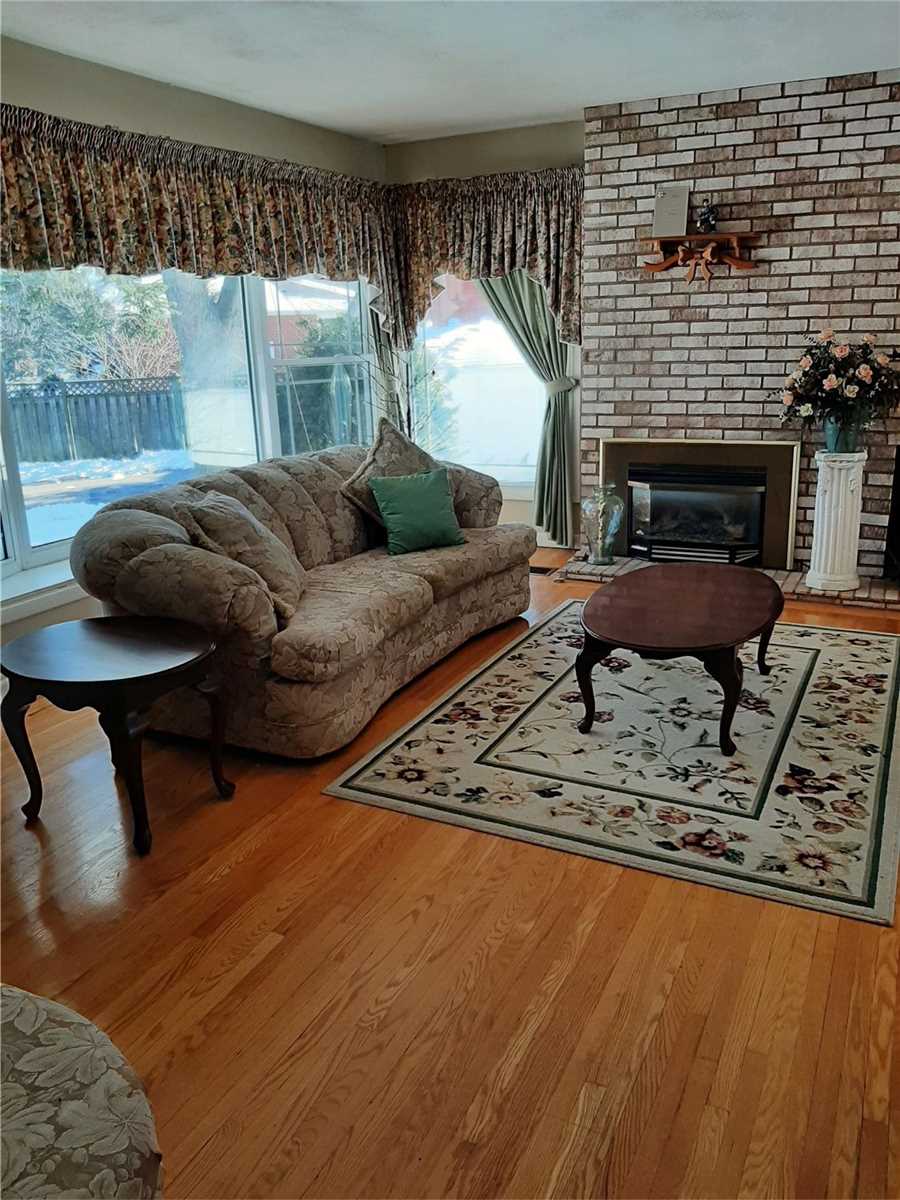 2572 Sharon Cres