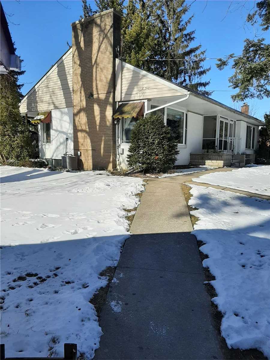 2572 Sharon Cres