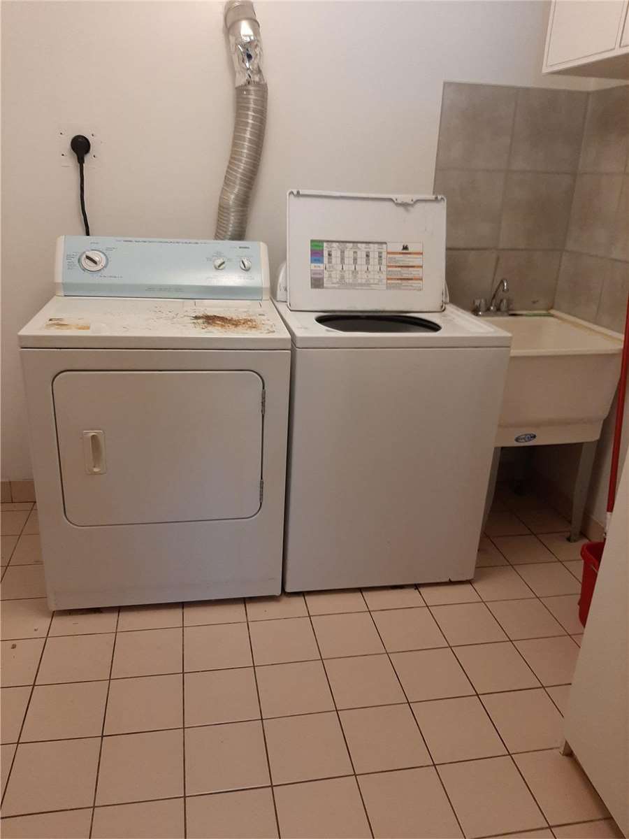 2572 Sharon Cres