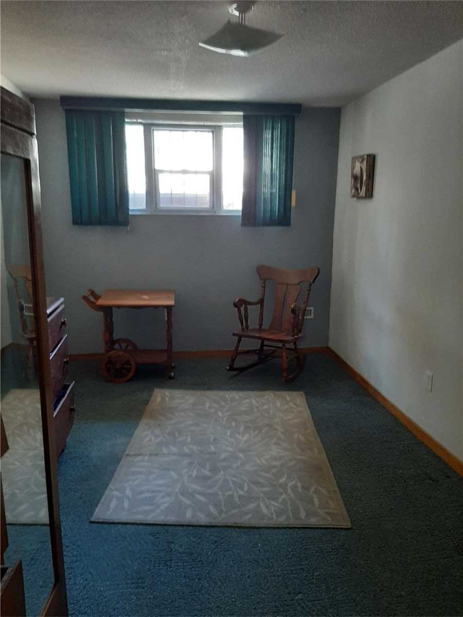 2572 Sharon Cres