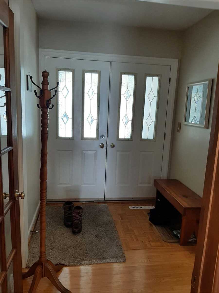 2572 Sharon Cres