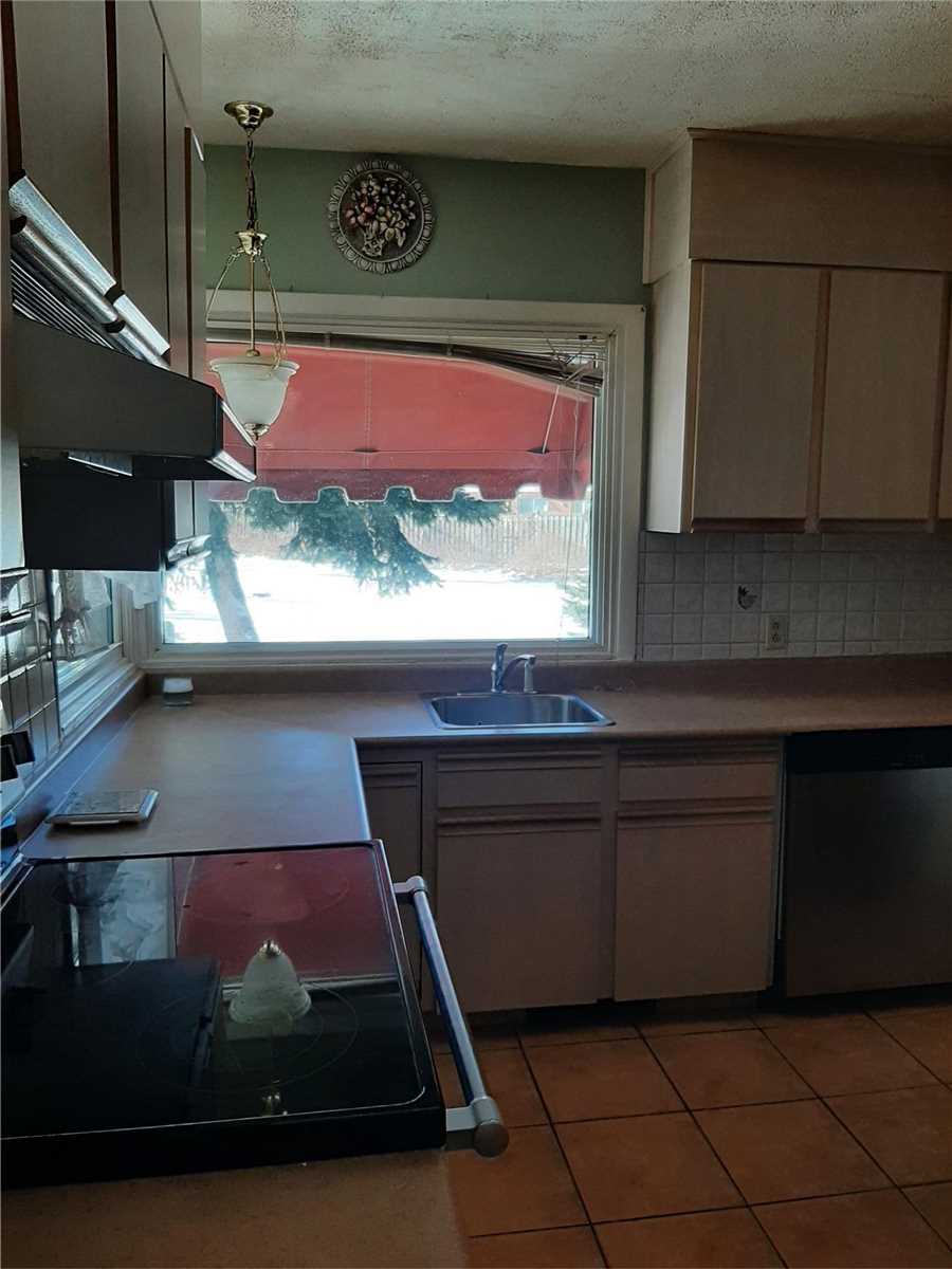 2572 Sharon Cres