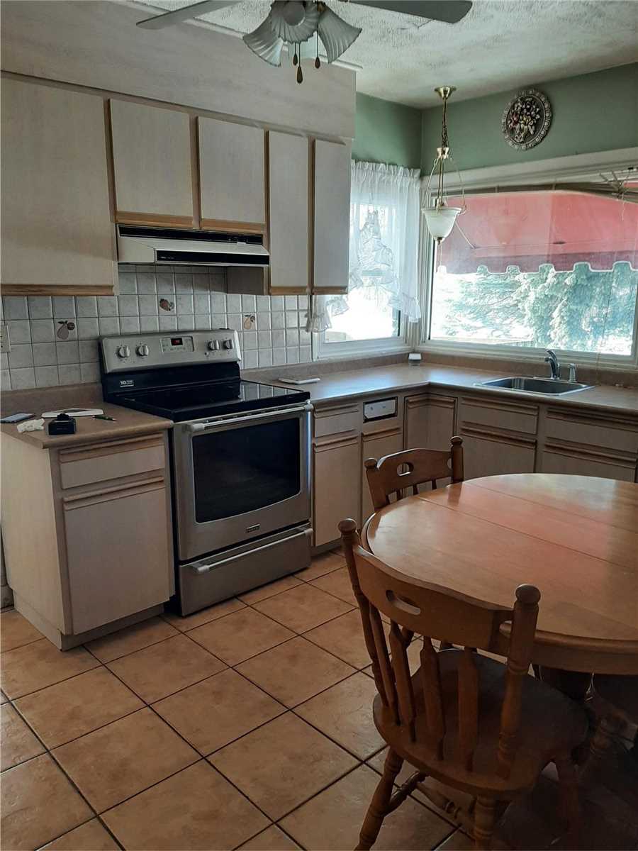 2572 Sharon Cres