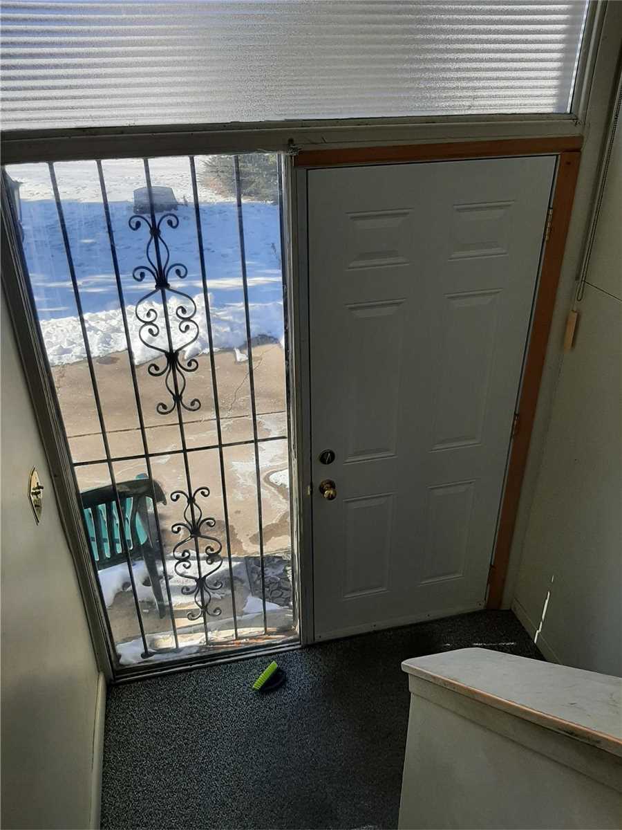 2572 Sharon Cres