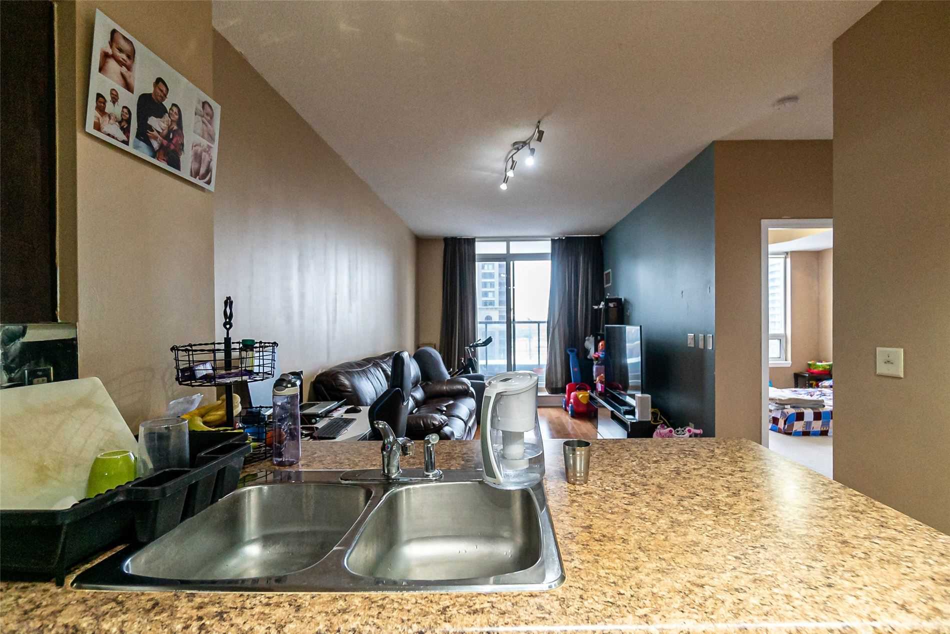 388 Prince Of Wales Dr, #807