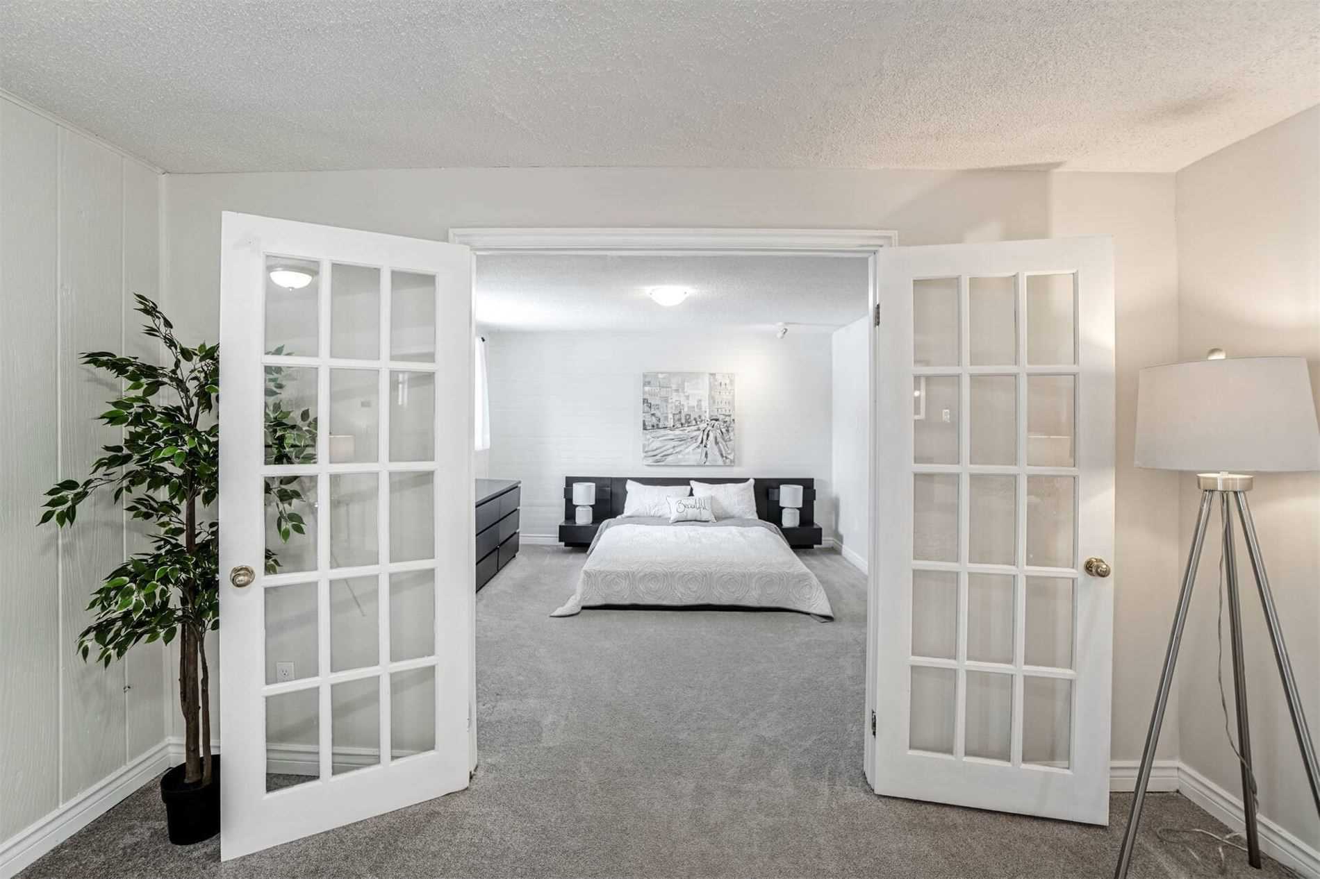 26 Munro St