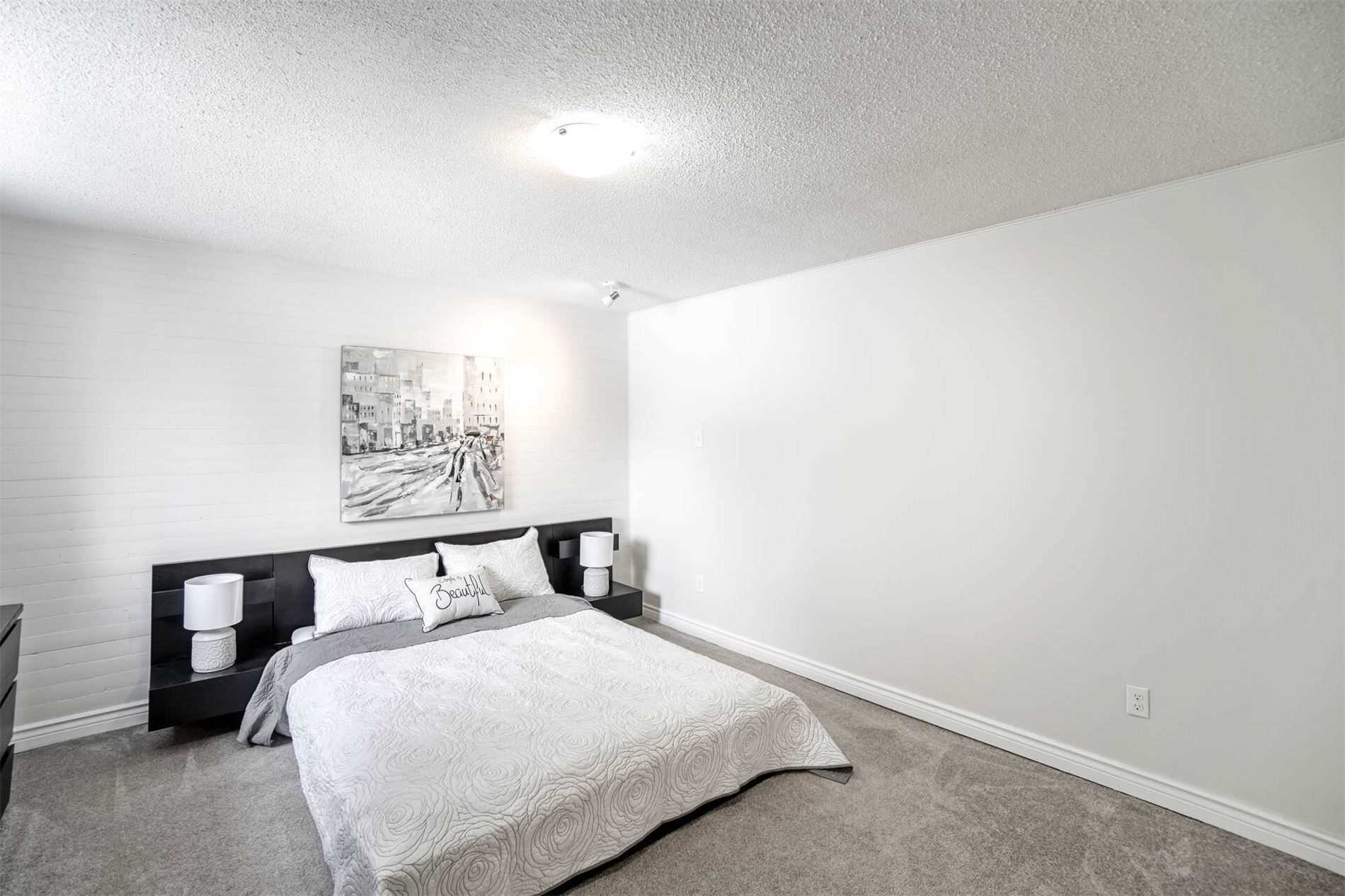 26 Munro St