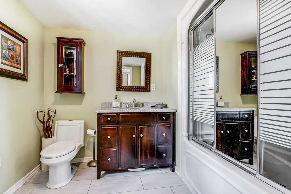1364 Queen St W