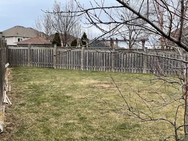 1009 Easterbrook Cres