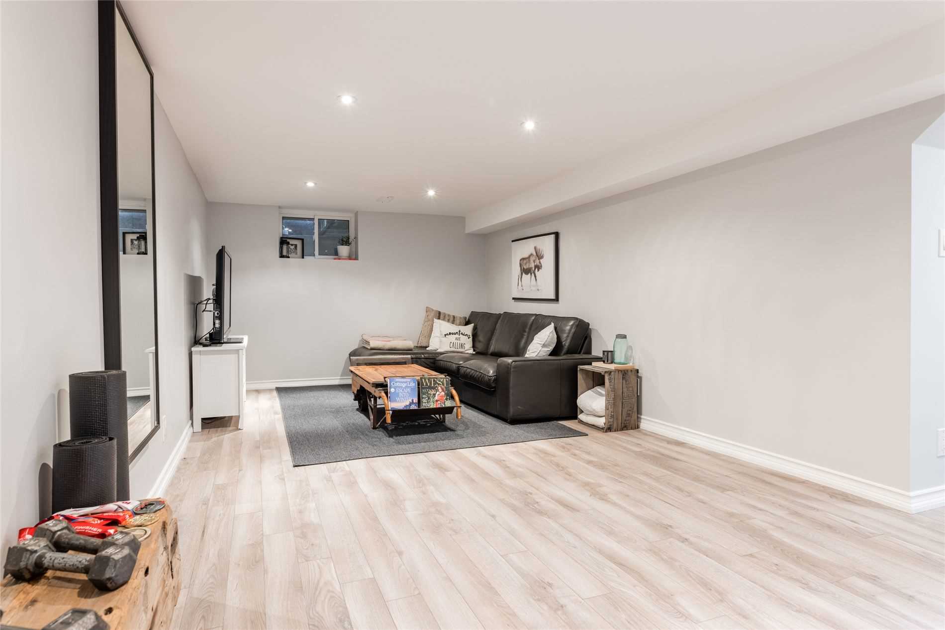 226 Queen Mary Dr