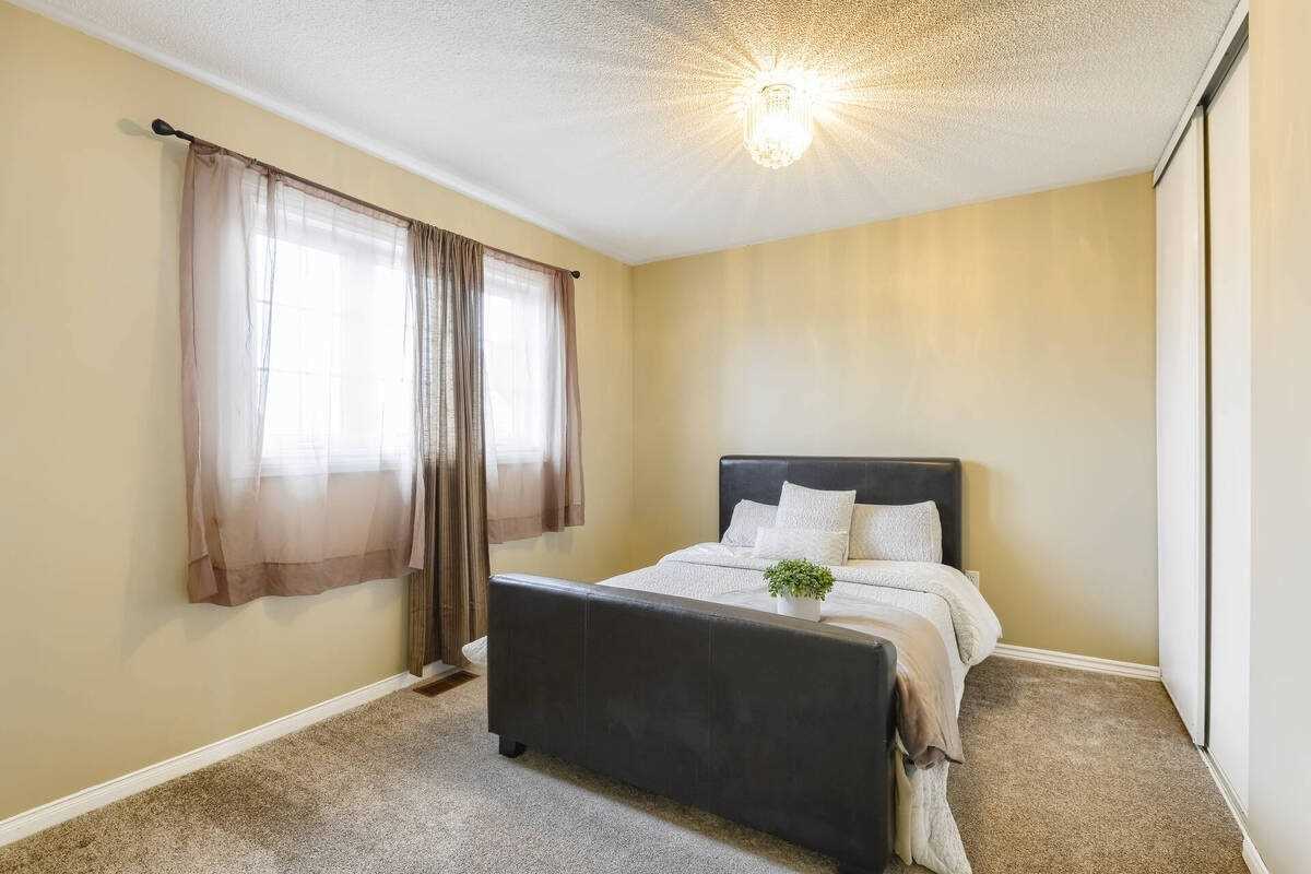 182 Howard Cres