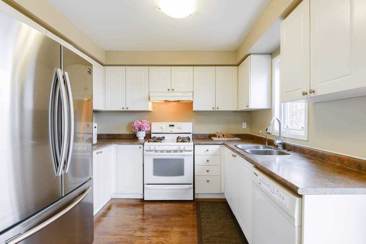 182 Howard Cres