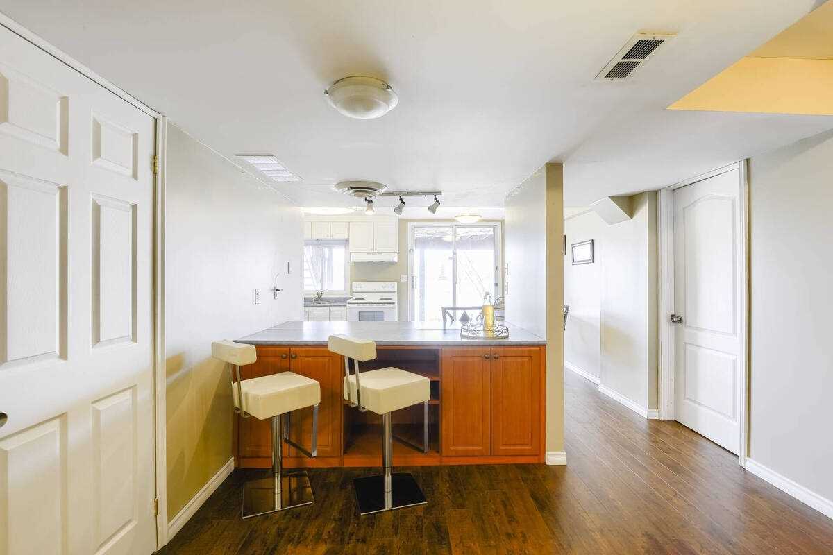 182 Howard Cres