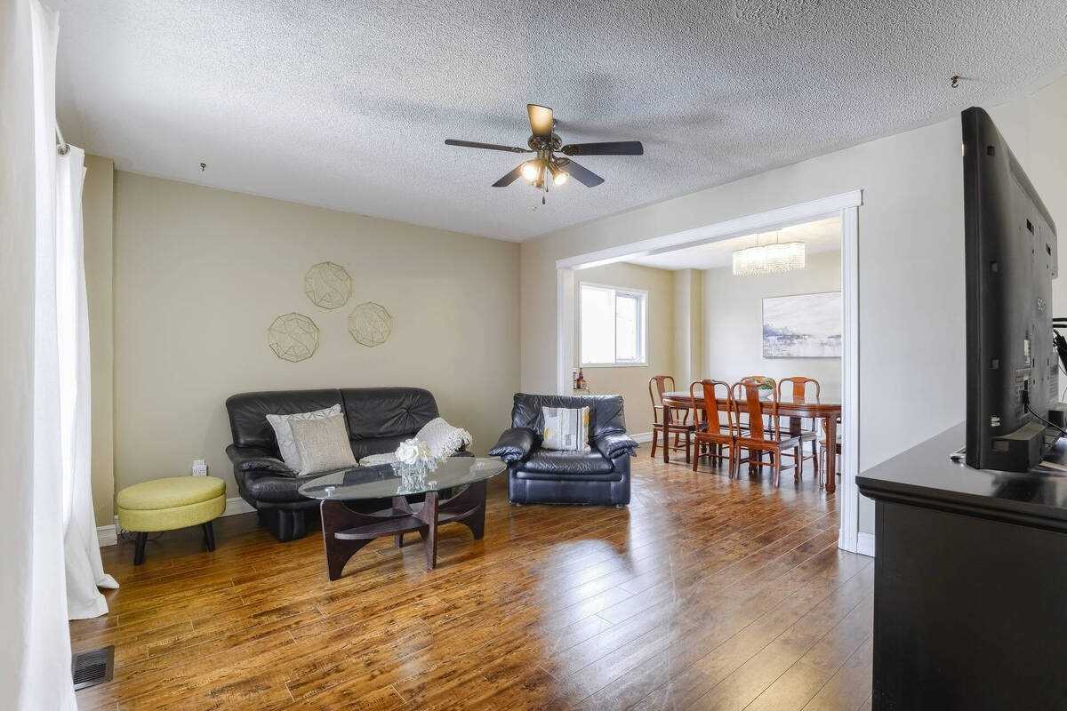 182 Howard Cres