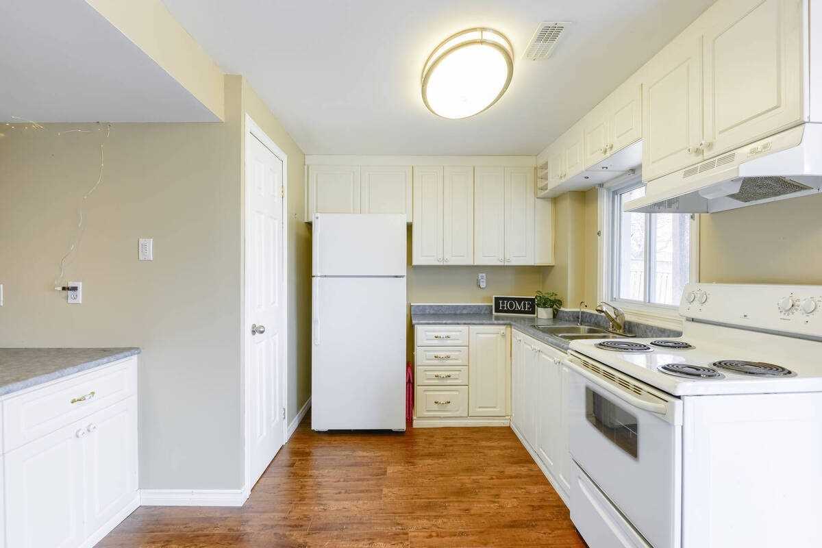 182 Howard Cres