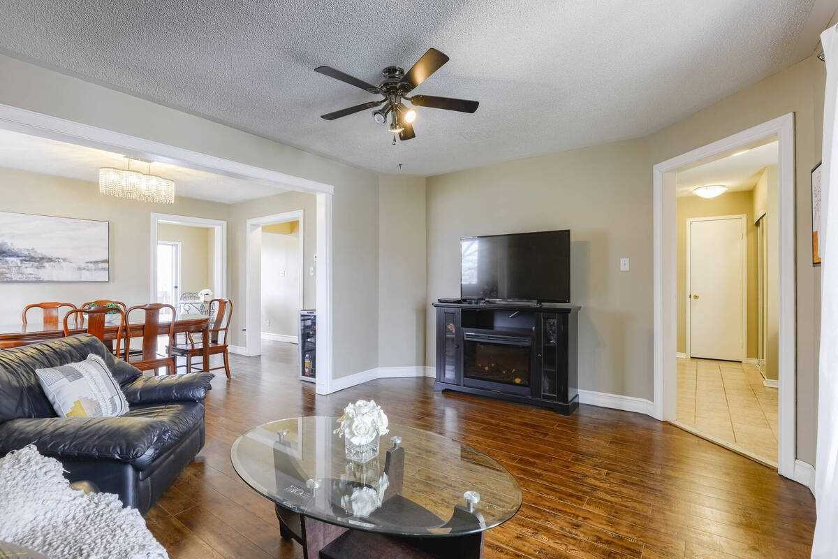182 Howard Cres