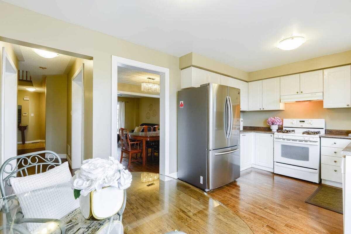 182 Howard Cres